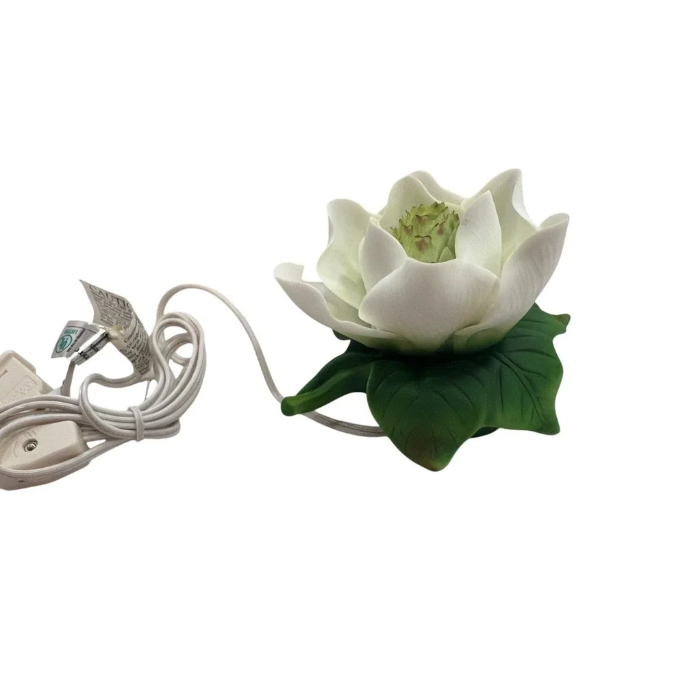 Avon Magnolia Nightlight Lamp Porcelain Small Handpainted With Cord new in box‎